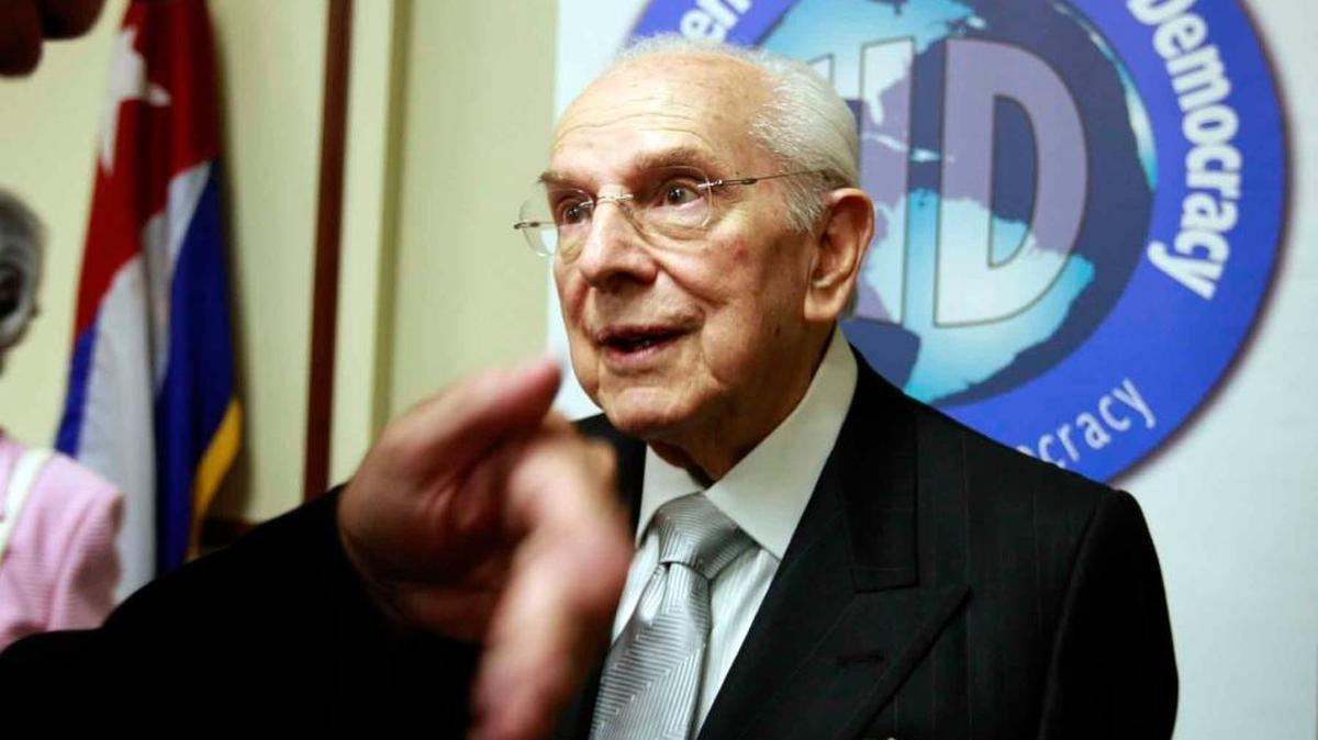 El doctor Virgilio Beato recibe un homenaje en el Interamerican Institute for Democracy en Coral Gables, en el 2010.