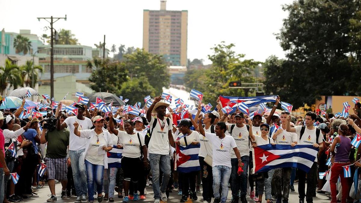 Una multitud marcha por las calles de Santiago de Cuba coreando la consigna “Yo soy Fidel” el 3 de diciembre, antes de la llegada de la caravana con los restos de Fidel Castro.