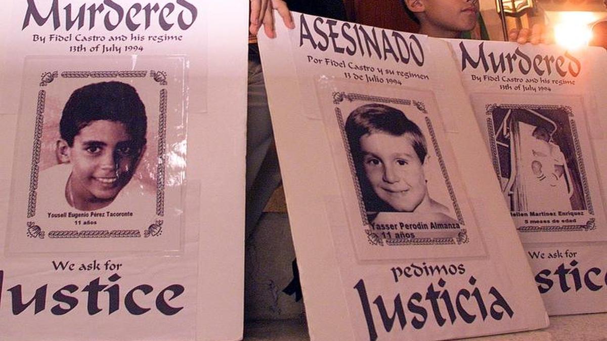 Sergio Perodin habla a los asistentes en la Ermita de La Caridad durante la misa de recordación de las víctimas del Remolcador 13 de Marzo.Perodin, sobreviviente de la tragedia, perdió a su esposa y a su hijo mayor.