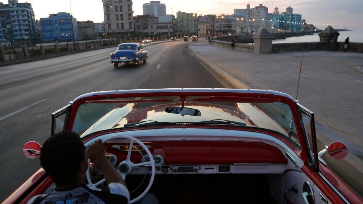 Un hombre conduce su Mercury Monterey de 1957 por la avenida del Malecón, en La Habana, en diciembre del 2014. Un año después del anuncio del restablecimiento de las relaciones con EEUU, en Cuba no ha habido cambios notables.