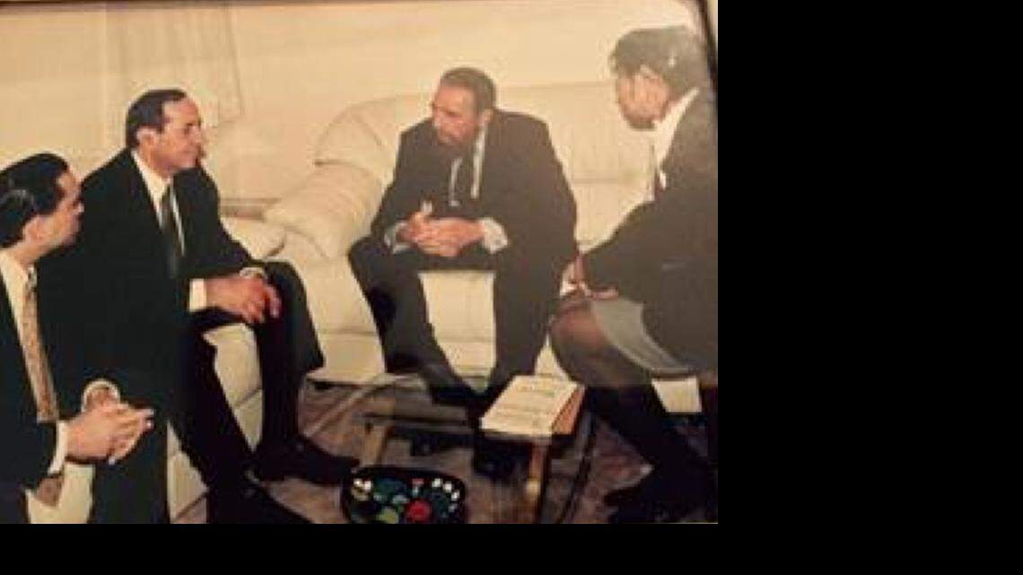 
El entonces gobernador de Nueva York, Mario Cuomo (izq.), padre del actual gobernador, visita a Fidel Castro (al centro) en esta foto de archivo.
