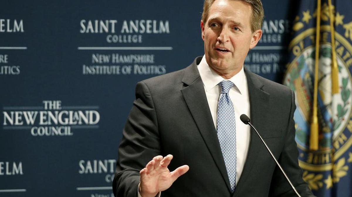 El senador Jeff Flake, republicano por Arizona, speaks at the New Hampshire Institute of Politics at Saint Anselm College in Manchester, N.H. Friday, March 16, 2018. (AP Photo/Winslow Townson)