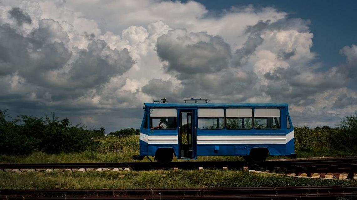 Un vagón de tren que parece un automóvil, llamado el ‘tren automotor’, se desplaza por los rieles en las afueras de Trinidad, Cuba, en octubre.