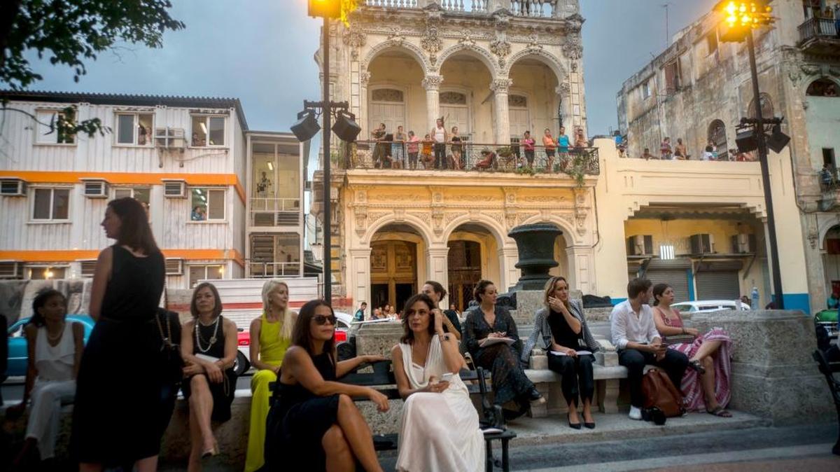 Asistentes al desfile de Chanel en el Paseo del Padro, el 3 de mayo.