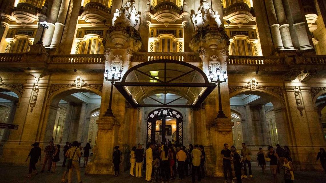 Espectadores asisten al Festival de Ballet en el Gran Teatro de La Habana, el 29 de octubre.