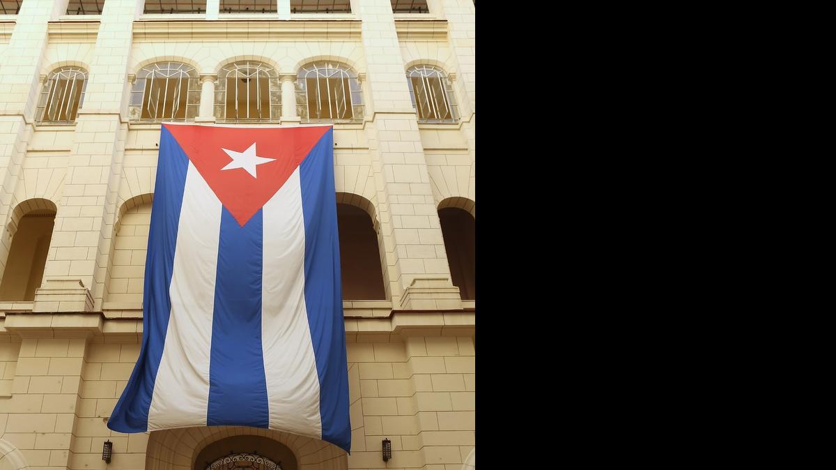 
Una bandera cubana domina el patio del antiguo Palacio Presidencial en La Habana, hoy Museo de la Revolución.
