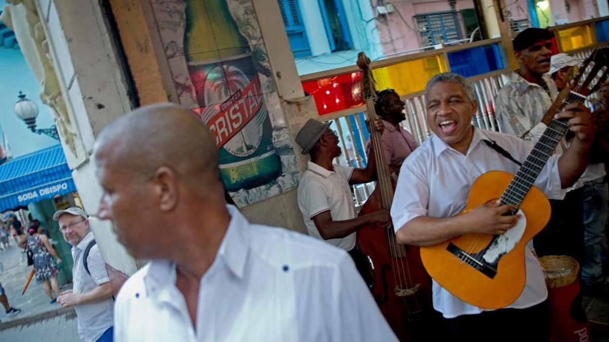 Músicos tocan en una café de la Habana Vieja el 5 de diciembre.