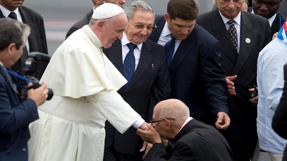 
El papa Francisco es recibido por la alta jerarquía católica y de gobierno a su llegada al Aeropuerto José Martí en La Habana, el 19 de septiembre.
