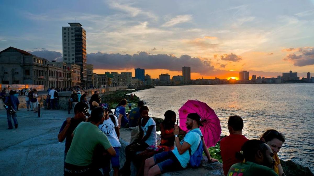 Un grupo de personas en el Malecón habanero en noviembre.