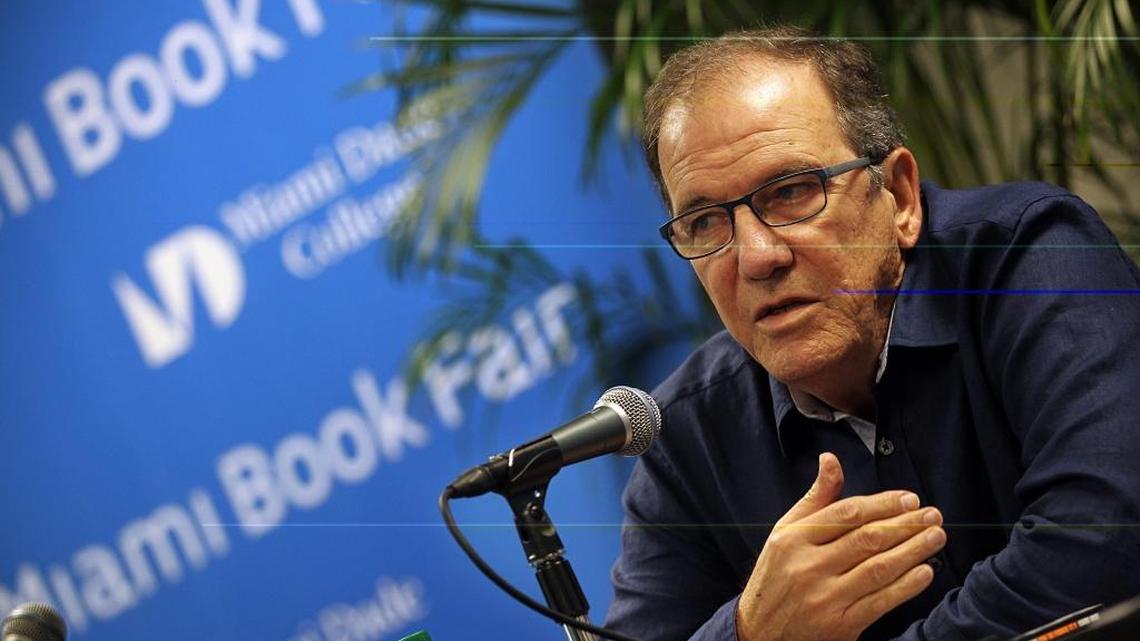 El escritor y pintor Juan Abreu en una presentación en la Feria del Libro de Miami en noviembre del 2016.