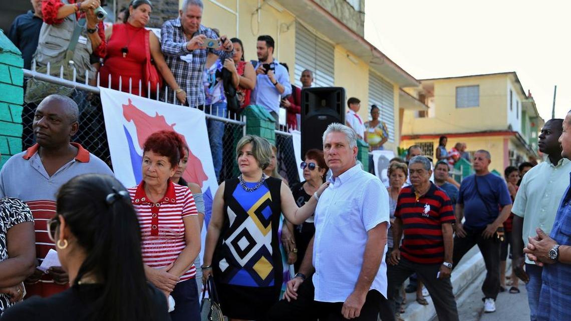 El vicepresidente de Cuba, Miguel Díaz-Canel (centro), y su esposa, Lis Cuesta Peraza, esperan su turno de votar en las elecciones para representantes nacionales y provinciales, el pasado marzo.