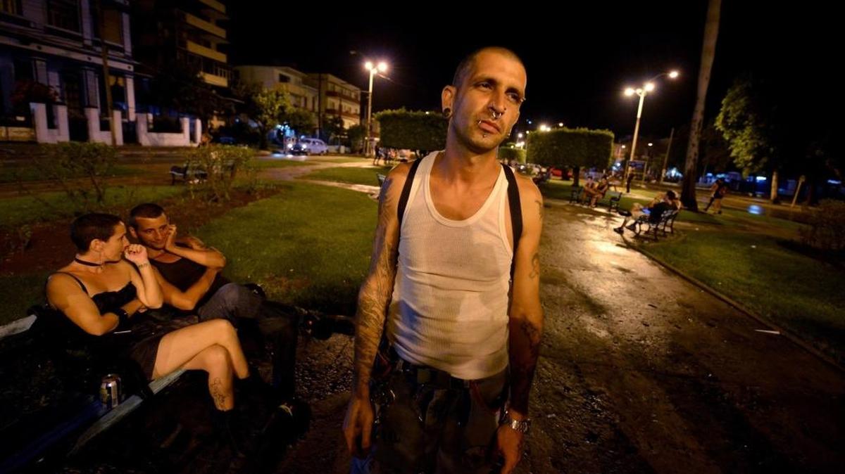 Un grupo de jóvenes se reúne en un parque del Vedado, en La Habana.