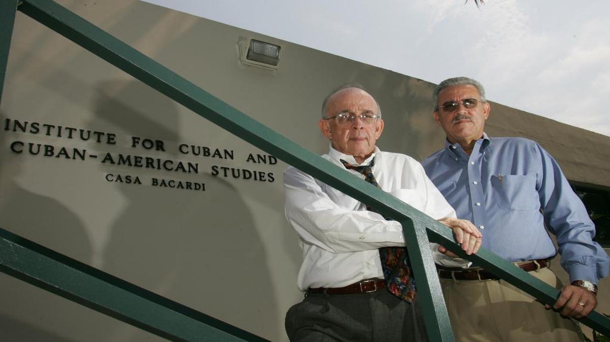 Jaime Suchlicki, quien fuera director del Instituto de Estudios Cubanos y Cubanoamericanos de la Universidad de Miami, con el director interino del instituto, Andy Gómez, en una foto de archivo de agosto del 2006.