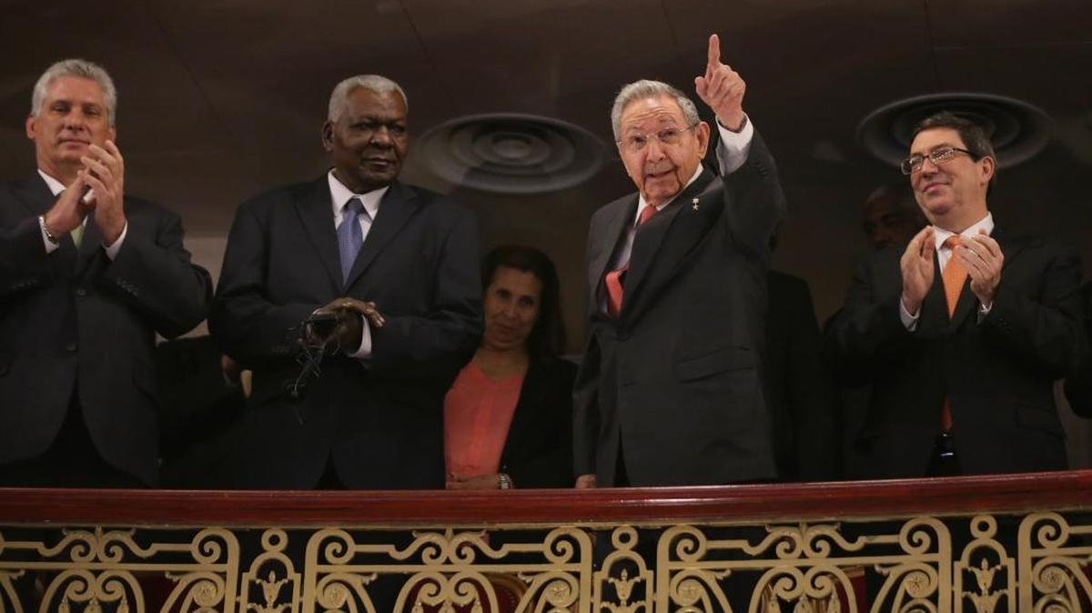 De izq. a der.: Miguel Díaz Canel, primer vicepresidente del Consejo de Estado de Cuba; Esteban Lazo Hernandez, presidente de la Asamblea Nacional del Poder Popular; el gobernante cubano Raúl Castro y el ministro de Relaciones Exteriores, Bruno Rodríguez, antes de la llegada dle presidente Barack Obama al Gran Teatro de La Habana el 22 de marzo.