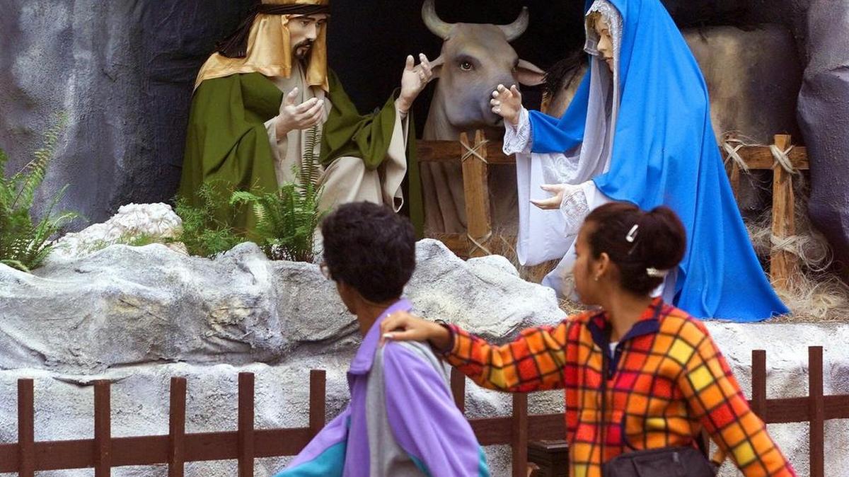 Dos personas pasan junto a un nacimiento en la Habana Vieja, en esta imagen de archivo. El gobierno cubano restauró la celebración de la Navidad en 1997.