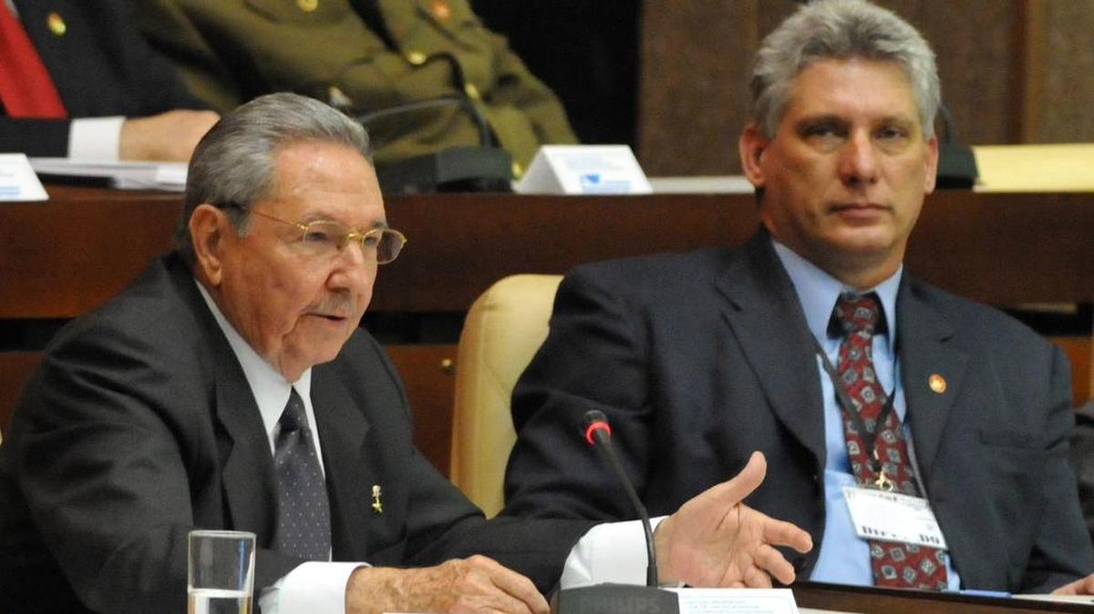 El gobernante cubano Raúl Castro (izq.) y el vicepresidente Miguel Díaz Canel asisten a una reunión de la Asamblea Nacional en La Habana, en el 2013.