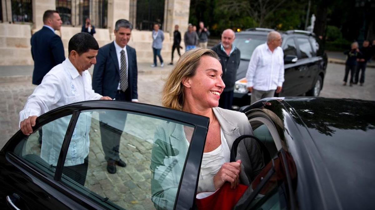 Federica Mogherini, Alta Representante de la Unión Europea para Asuntos Exteriores y Política de Seguridad, sube a su automóvil oficial después de una conferencia de prensa en La Habana, el pasado 4 de enero.