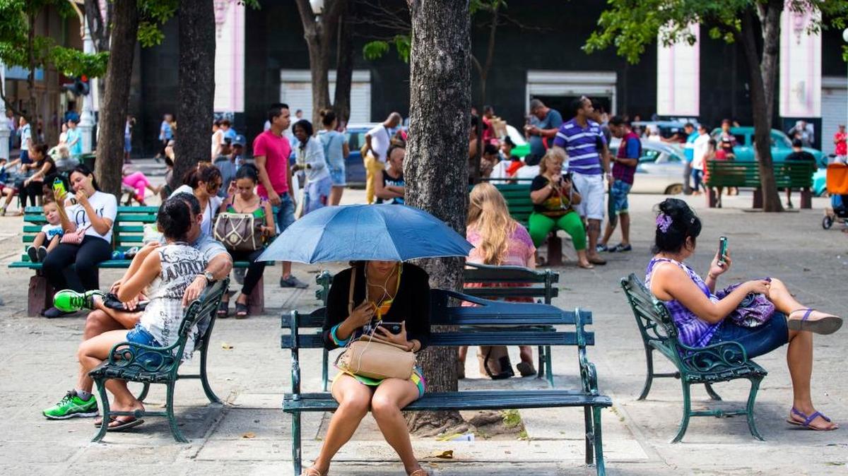 Los escasos puntos de wifi no dan abasto para el hambre de comunicación con el mundo exterior que tienen los cubanos.