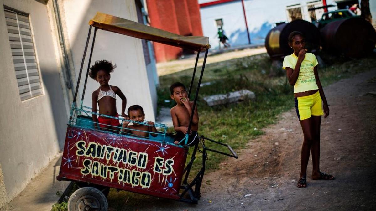 Niños posan en una calle de Santiago de Cuba en marzo del 2015.