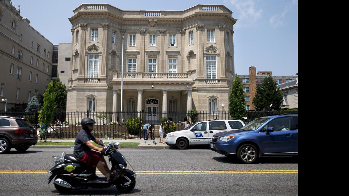 
La Oficina de Intereses cubana en Washington será la sede de la nueva embajada a partir del próximo lunes, al abrirse un nuevo capítulo en las relaciones entre Estados Unidos y Cuba.
