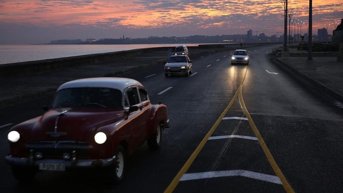 Automóviles recorren la avenida del malecón habanero, el 18 de marzo.