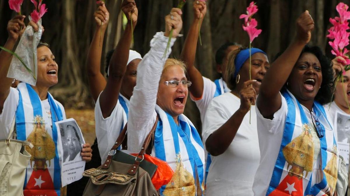 Las Damas de Blanco desfilan por las calles de Miramar, en La Habana, en diciembre, unos días después del restablecimiento de relaciones entre Cuba y Estados Unidos.