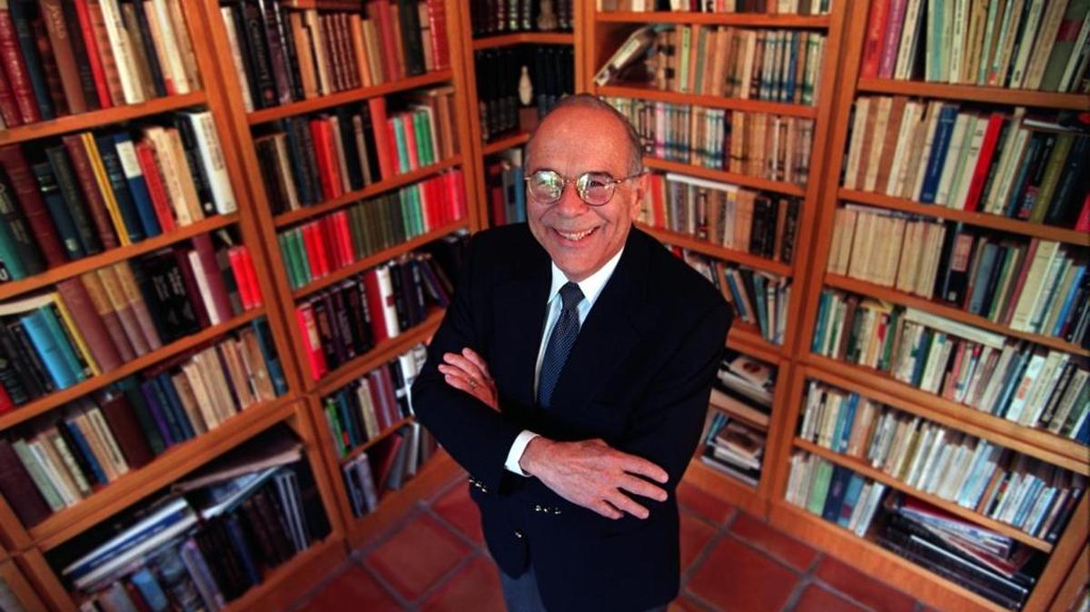 El profesor Luis Aguilar León (Cuba, 1928-Key Biscayne, 2008) en la biblioteca de su casa en Key Biscayne, en 1998.