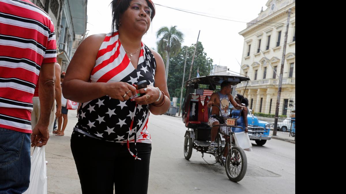 
Las prendas de vestir con la bandera de Estados Unidos se han hecho comunes en Cuba.
