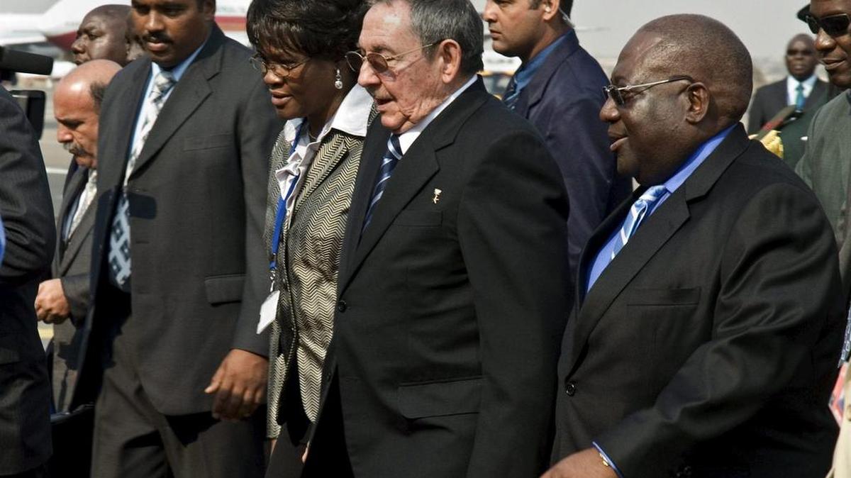 El gobernante Raúl Castro (segundo desde la derecha) llega a Luanda, Angola, en julio del 2009. Cuba tuvo una intervención militar decisiva en la guerra contra tropas sudafricanas en Angola.