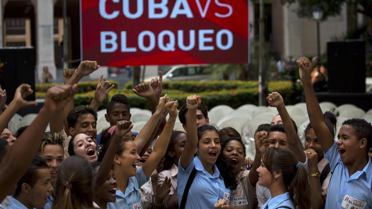 Un grupo de estudiantes aplaude en La Habana la resolución de la ONU contra el embargo de EEUU a Cuba, en octubre del 2016.