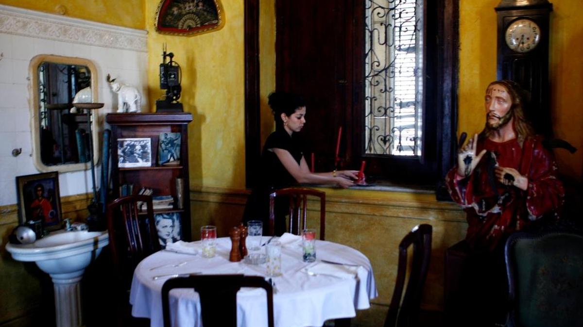 Una empleada se prepara para atender a los clientes en La Guarida, uno de los paladares más conocidos de La Habana.