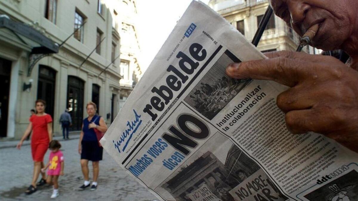 Un cubano lee el diario Juventud Rebelde, en foto de archivo.