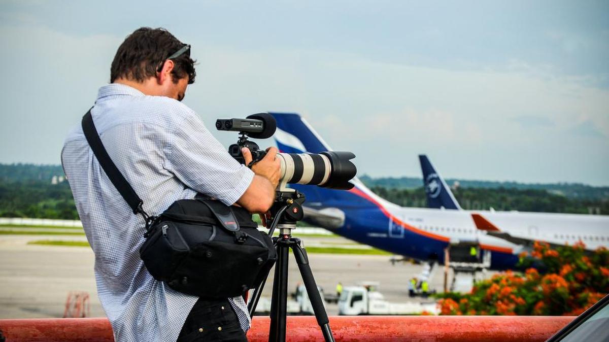 Un perodista filma la llegada de un vuelo de Aeroflot, el 11 de julio de 2013, en el Aeropuerto Internacional José Martí de La Habana.