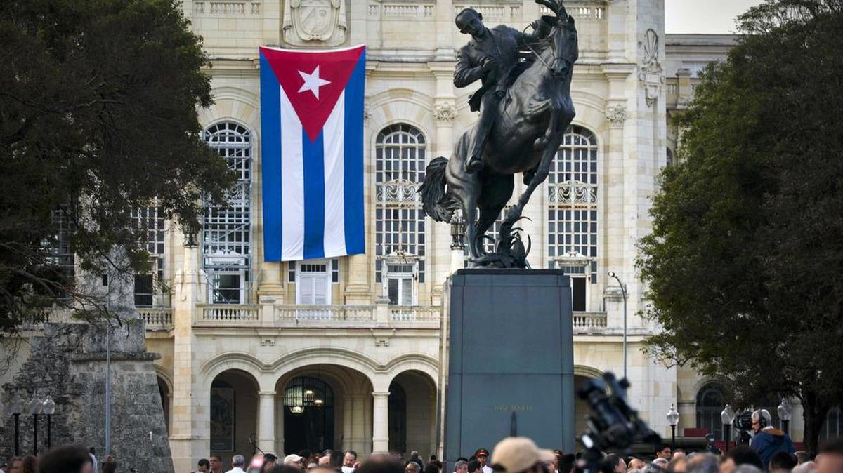 Una muchedumbre asiste a una ceremonia en La Habana, el 28 de enero, para develar una réplica de la estatua ecuestre del héroe nacional cubano José Martí que se alza en el Parque Central de Nueva York.