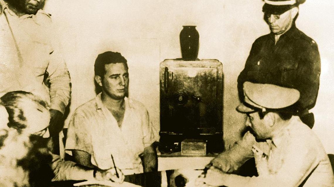 Fidel Castro declara ante autoridades cubanas días después del fallido ataque al Cuartel Moncada en Santiago de Cuba, que ocurrió el 26 de julio de 1953.