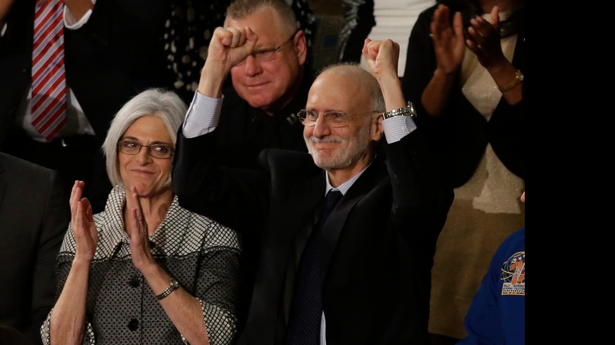 
Alan Gross, junto a su esposa, Judy, es aplaudido en el Capitolio, el pasado 20 de enero.
