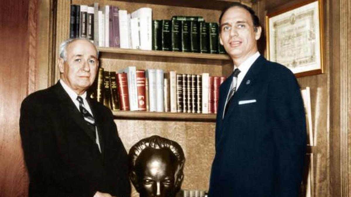 Rafael José Díaz-Balart (izq.), y su hijo, Rafael Lincoln Díaz-Balart, en su oficina en Madrid en 1966. Rafael Lincoln Díaz-Balart fundó la organización La Rosa Blanca, una de los primeros grupos anticastristas en el exterior.