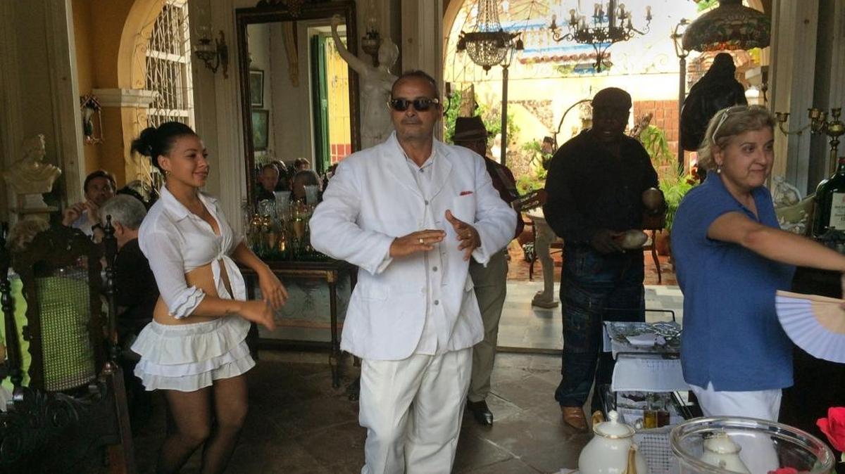 En Cuba, los músicos cantan y bailan desde el amanecer hasta bien entrada la madrugada para atraer la atención de los turistas.