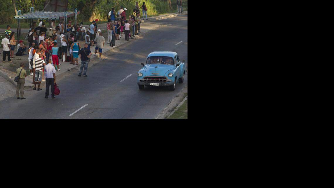 Una multitud de personas espera el autobús en una calle de La Habana, el pasado agosto. El diario New York Times publicó recientemente un editorial en contra del embargo norteamericano a Cuba.
