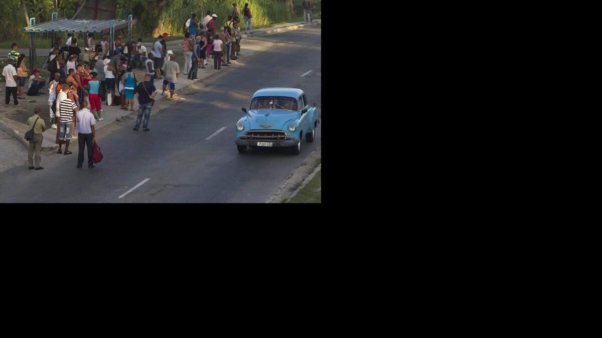 Una multitud de personas espera el autobús en una calle de La Habana, el pasado agosto. El diario New York Times publicó recientemente un editorial en contra del embargo norteamericano a Cuba.
