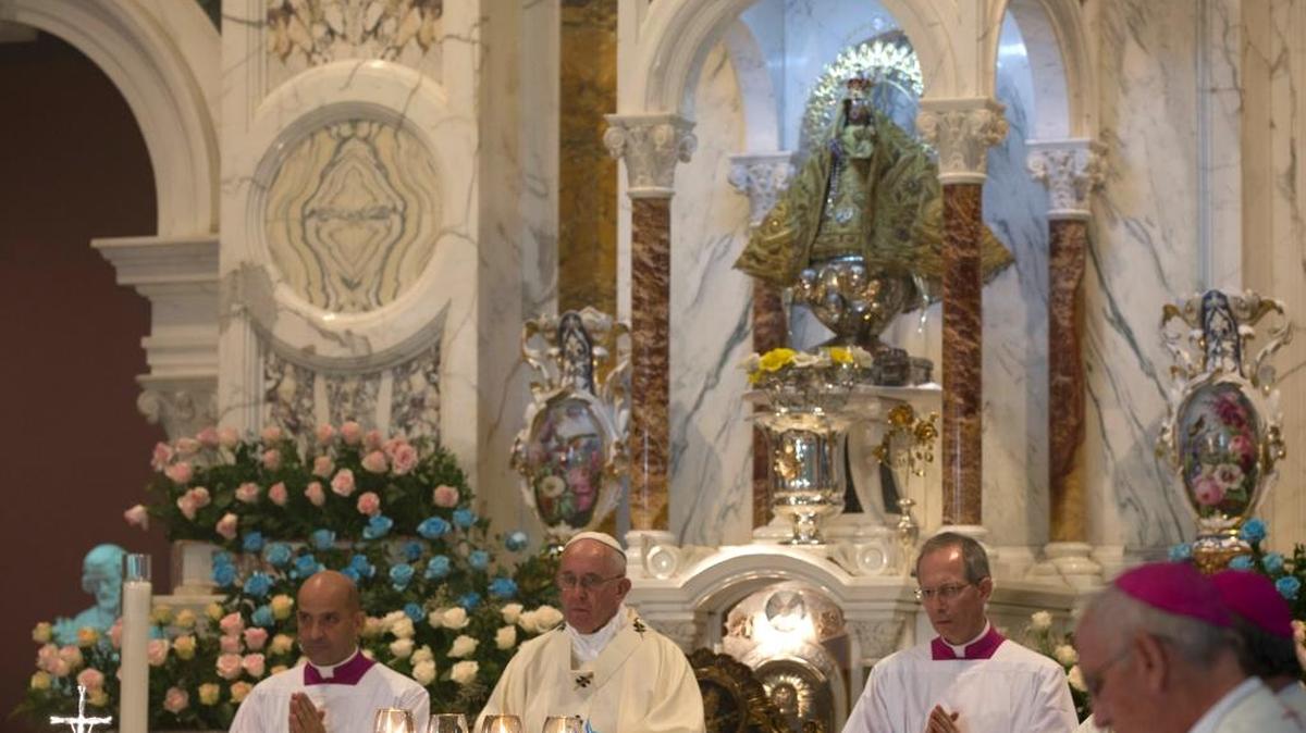 
El papa Francisco oficia la misa en el santuario de la Virgen de la Caridad, en El Cobre, el martes pasado, cuando concluyó su visita a Cuba.
