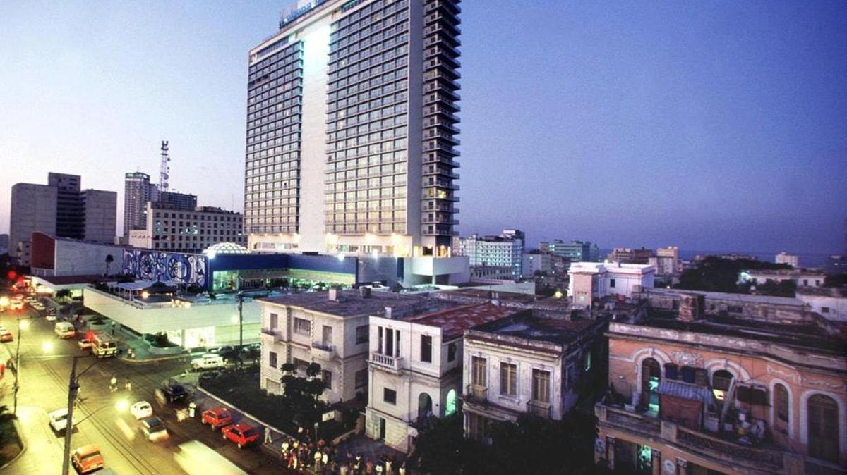 El Hotel Habana Libre, en El Vedado, en 1999. Estuvo adornado con obras de arte de maestros de la pintura cubana.