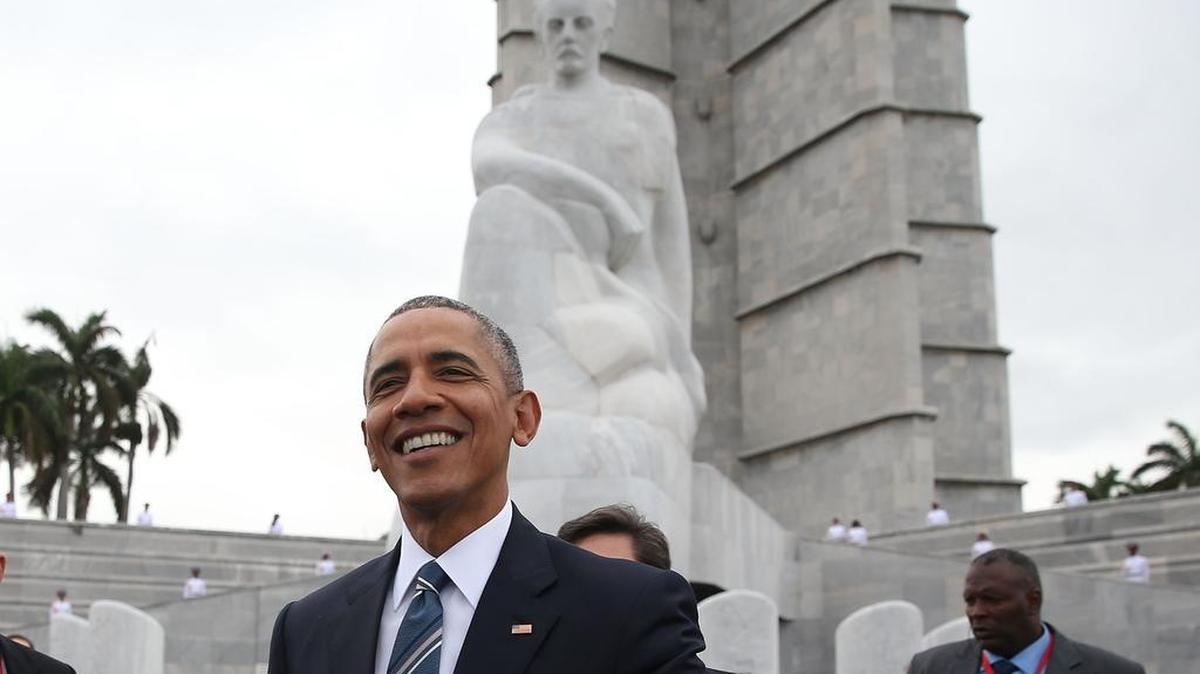 El presidente Barack Obama depositó una ofrenda floral este lunes en el monumento al héroe de la independencia cubana José Martí, en La Habana. La visita de Obama es la primera que hace un presidente de Estados Unidos en 88 años.