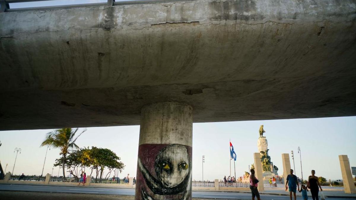 Una obra del artista urbano Yulier P. en una columna de La Habana, el 12 de febrero.