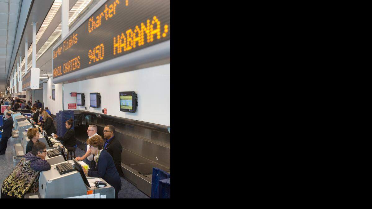 
Pasajeros de vuelos charter a La Habana hacen fila en un mostrador del Aeropuerto Internacional de Miami el viernes pasado, cuando se flexibilizaron las restricciones para viajar a la isla.
