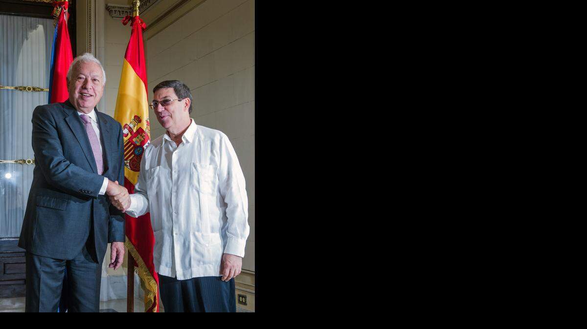 
El canciller español, José Manuel García Margallo (izq.), y su homólogo cubano, Bruno Rodríguez, se reúnen en el Ministerio de Relaciones Exteriores, en La Habana, el 25 de noviembre.
