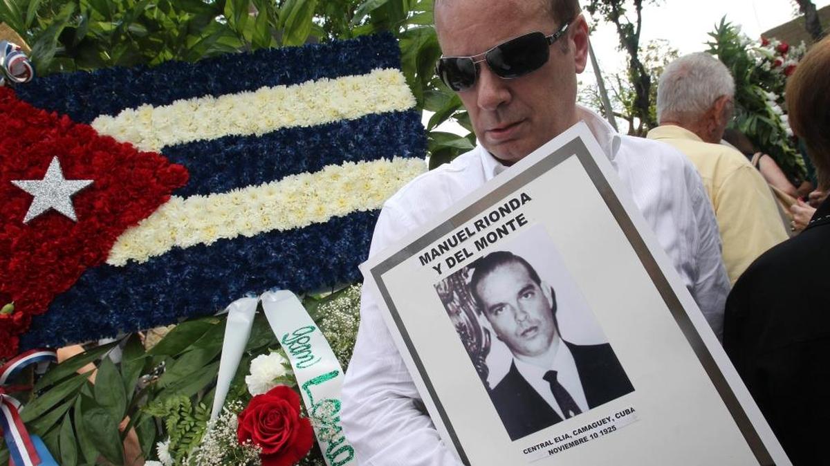 Francisco Rionda muestra una foto de su padre, Manuel Rionda, que murió durante la invasión de Bahía de Cochinos.
