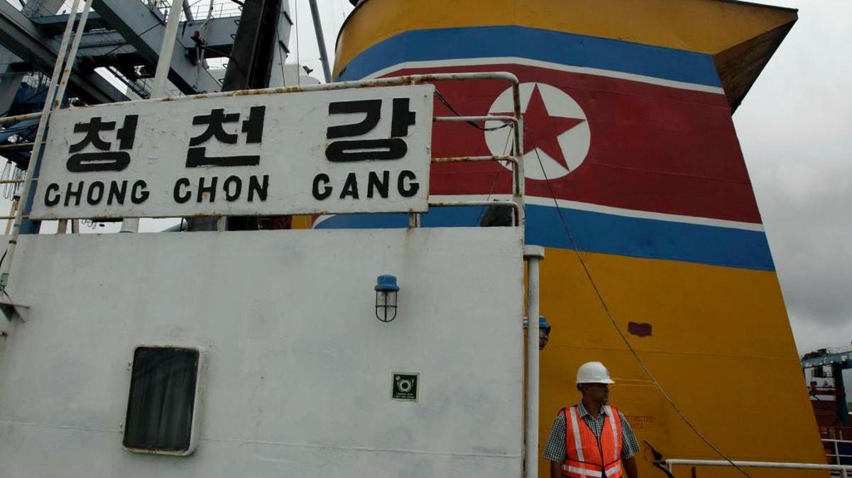 Un agente de seguridad de Panamá camina por la cubierta de un barco norcoreano procedente de Cuba que escondía armas, en el 2013, en la Terminal Internacional del Contenedores de Manzanillo, en la ciudad de Colón, en Panamá.