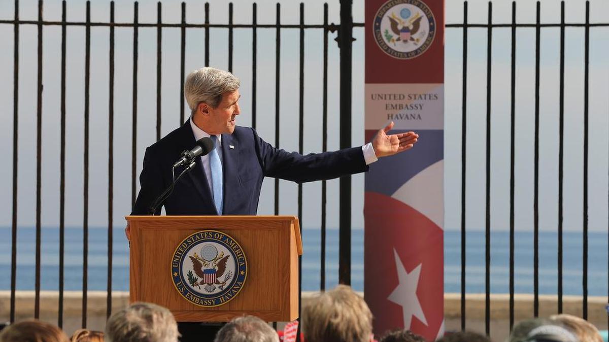 El secretario de Estado John Kerry pronuncia un discurso en la ceremonia de inauguración de la embajada de EEUU en La Habana, con el Malecón de fondo.
