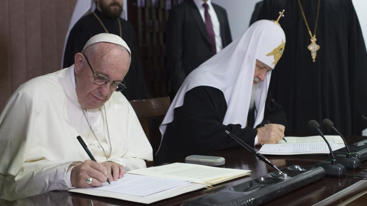 El papa Francisco (izq.) y el patriarca de la Iglesia Ortodoxa Rusa, Kirill, firman una declaración conjunta en el Aeropuerto José Martí, en La Habana, el 12 de febrero.
